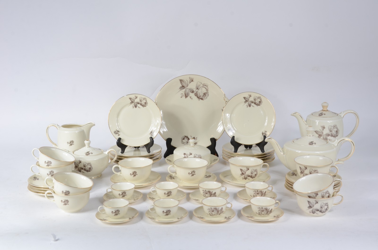 Serviço de chá e café de porcelana tcheca, decorado com flores em... - foto 1 de 8