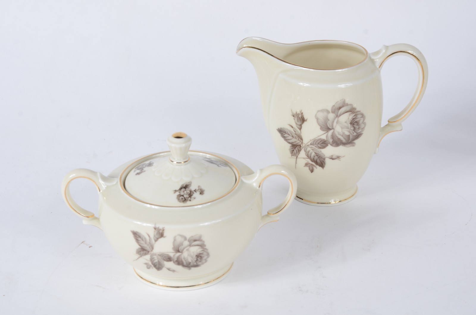 Serviço de chá e café de porcelana tcheca, decorado com flores em... - foto 7 de 8