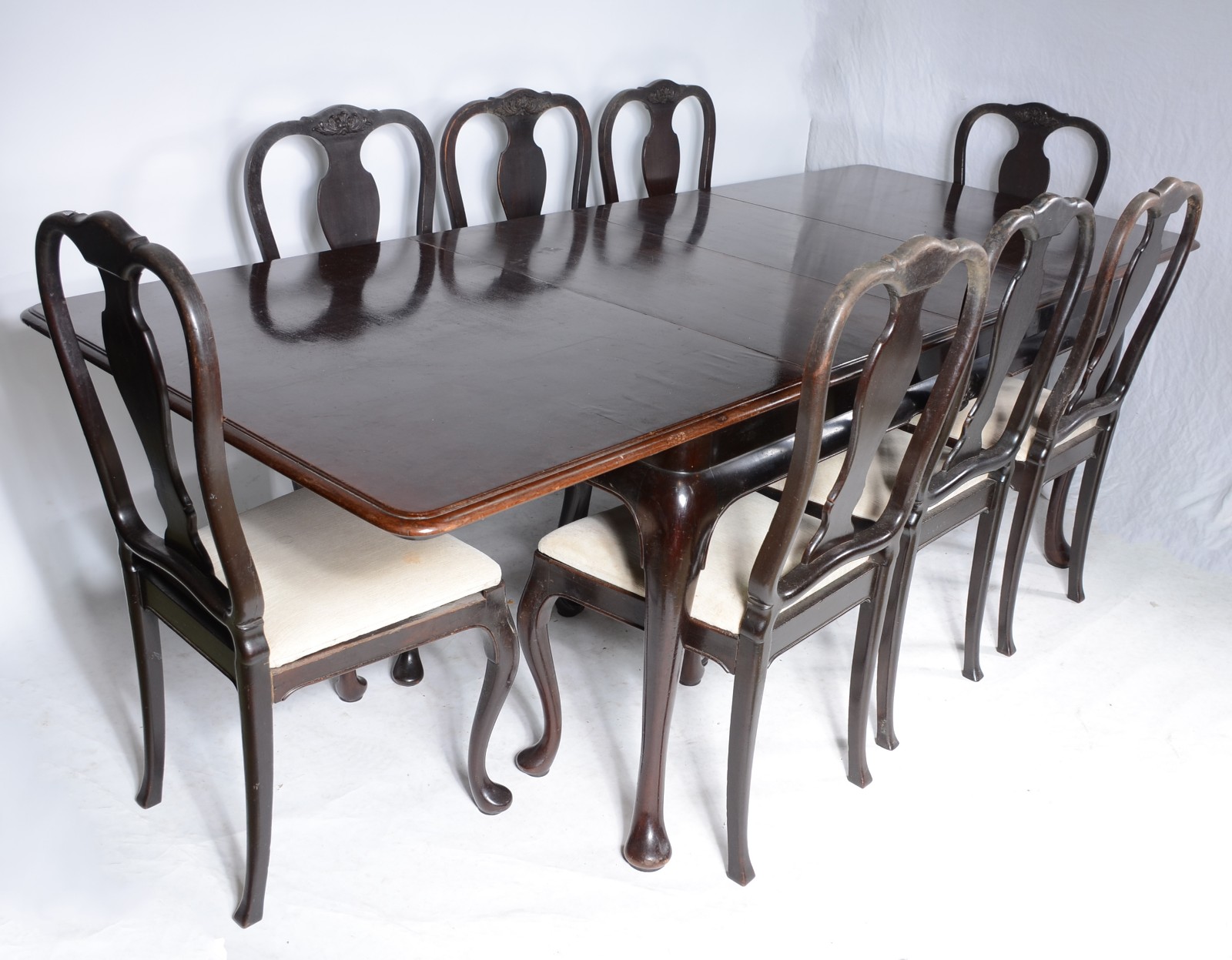 Mesa de jantar de madeira nobre, estilo Chipendale, duas tábuas... - foto 1 de 11