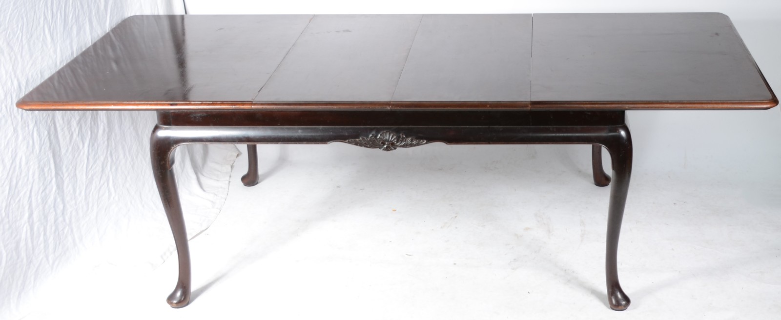Mesa de jantar de madeira nobre, estilo Chipendale, duas tábuas... - foto 10 de 11