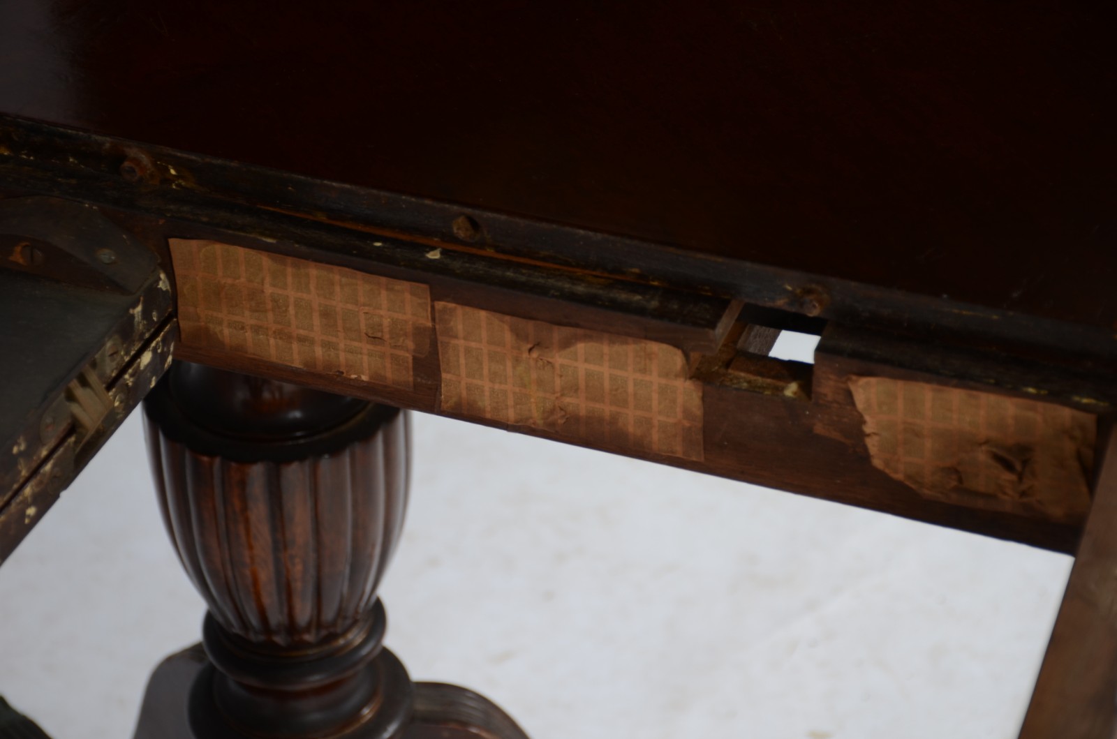 Mesa de jantar de madeira nobre, estilo Chipendale, duas tábuas... - foto 11 de 11