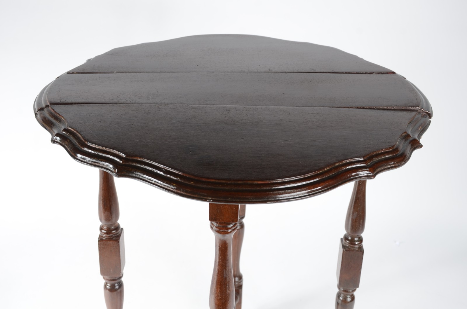 Mesa de apoio de madeira nobre, feitio redondo com quatro pernas... - foto 2 de 5