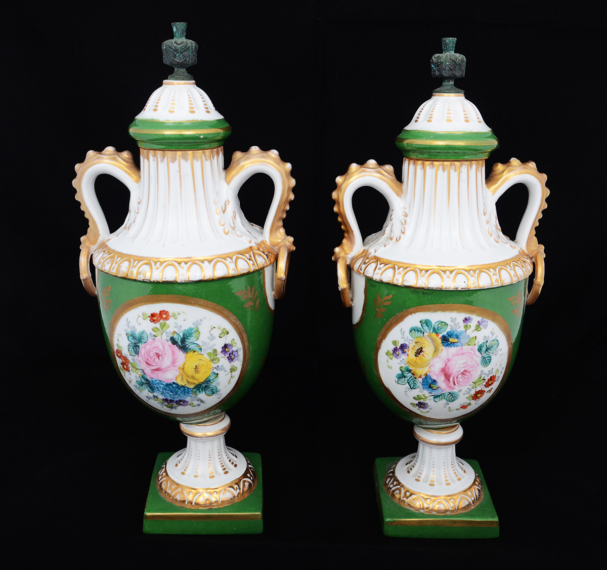 Par de ânforas de porcelana francesa, decoradas com flores em...