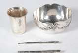 Quatro peças diversas de prata de lei, sendo: c... - Quatro peças diversas de prata de lei, sendo: caneta americana com caixa de prata contrastada e pena de ouro 14 k (peso 19 g); lapiseira de prat...