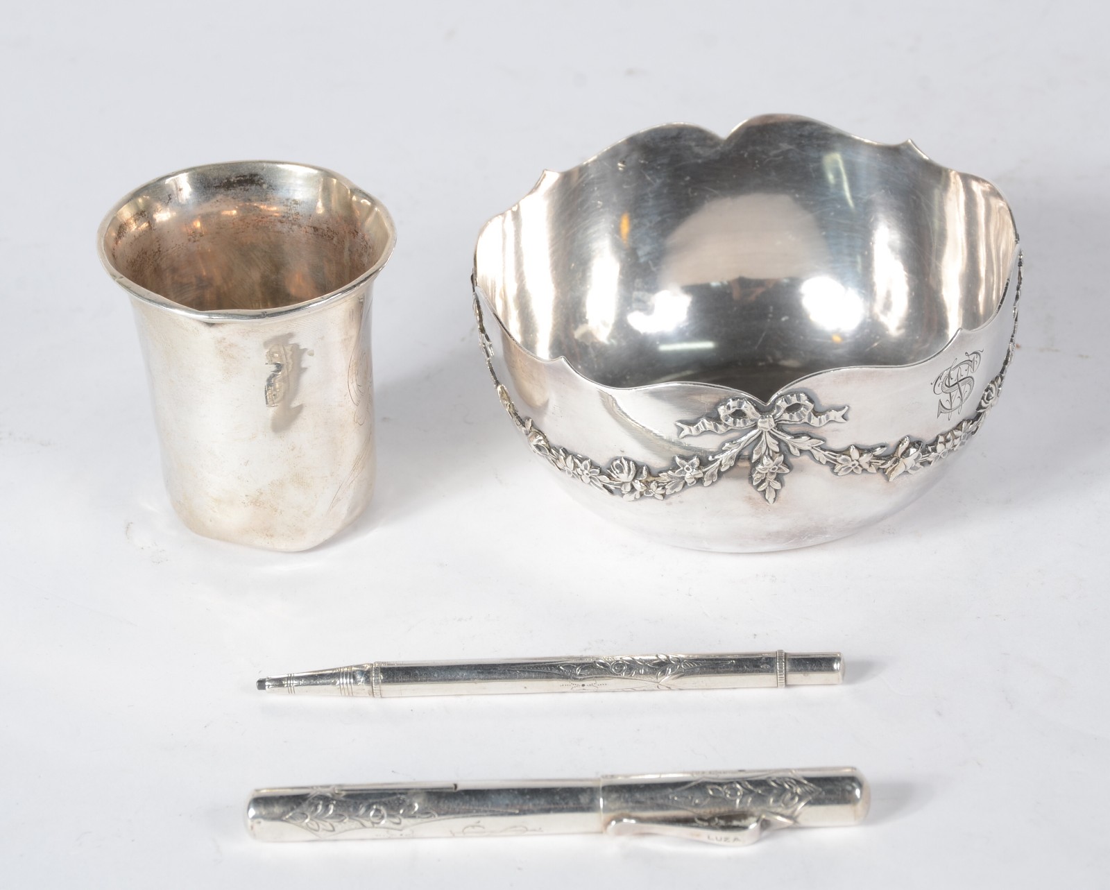 Quatro peças diversas de prata de lei, sendo: caneta americana com... - foto 1 de 8