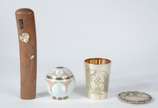 Quatro peças diversas, sendo: caixa esmaltada, ... - Quatro peças diversas, sendo: caixa esmaltada, copo e salvinha de prata de lei , cabo de madeira oriental
