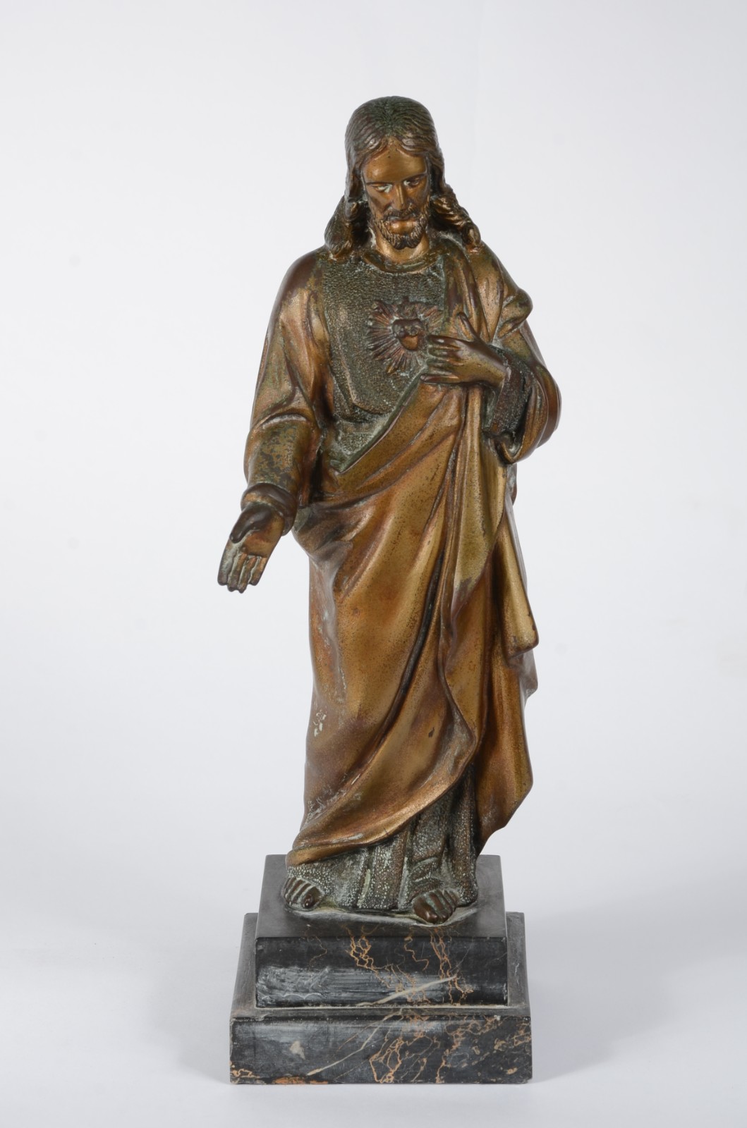 Estatueta de bronze representando Sagrado Coração de Jesus sobre base... - foto 1 de 7