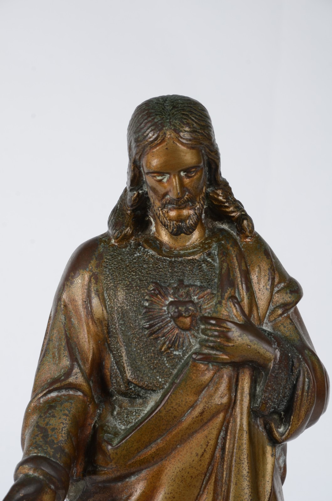 Estatueta de bronze representando Sagrado Coração de Jesus sobre base... - foto 2 de 7