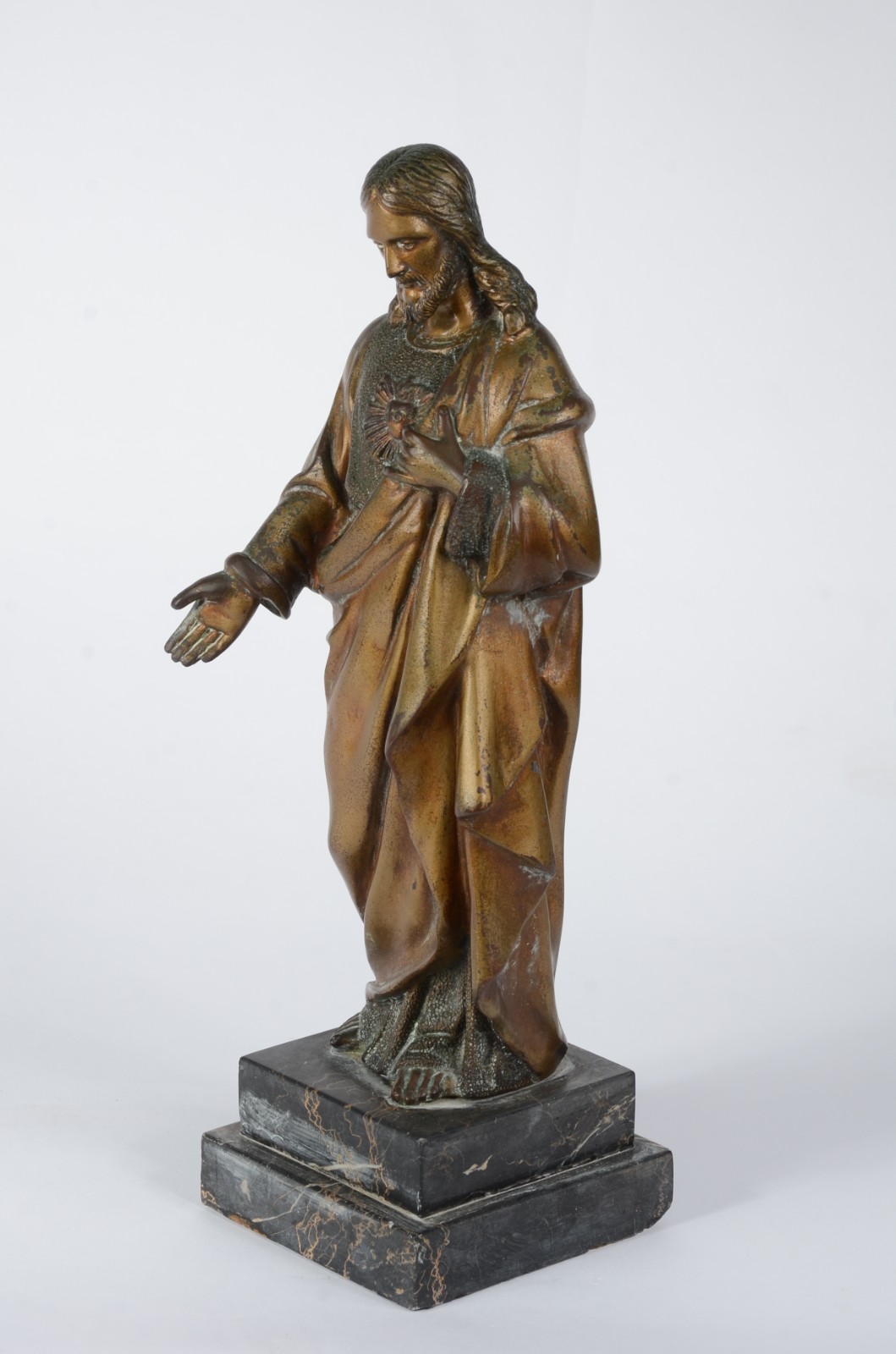 Estatueta de bronze representando Sagrado Coração de Jesus sobre base... - foto 3 de 7
