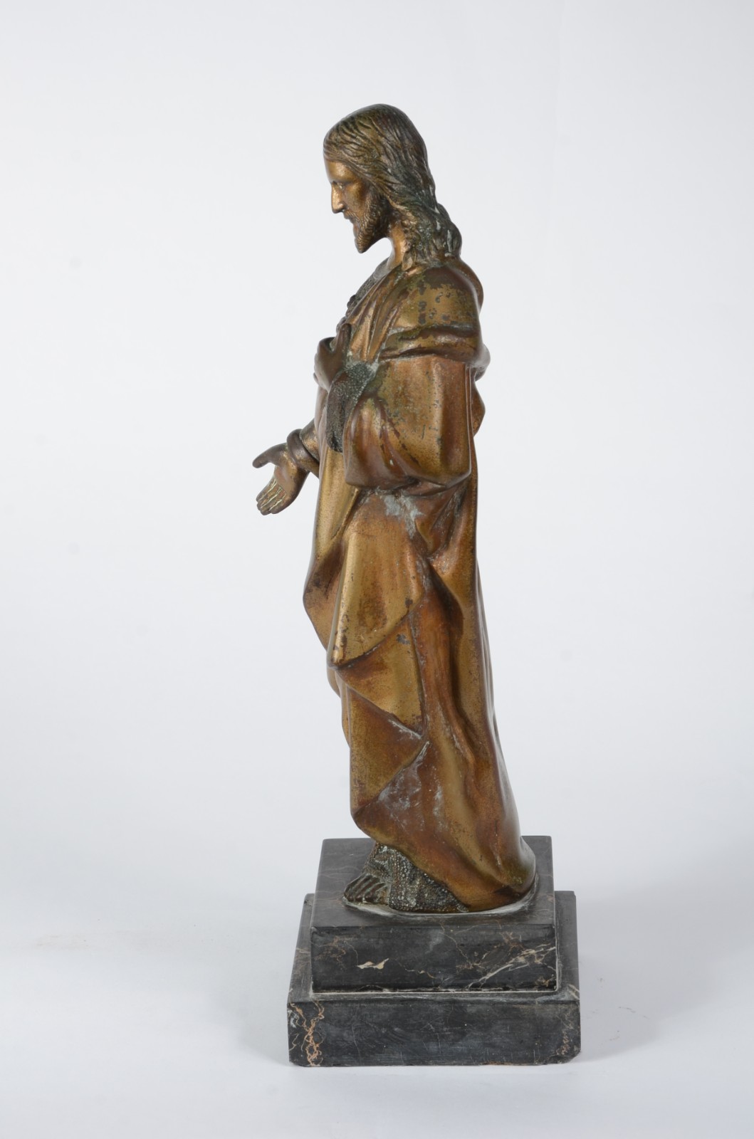 Estatueta de bronze representando Sagrado Coração de Jesus sobre base... - foto 4 de 7