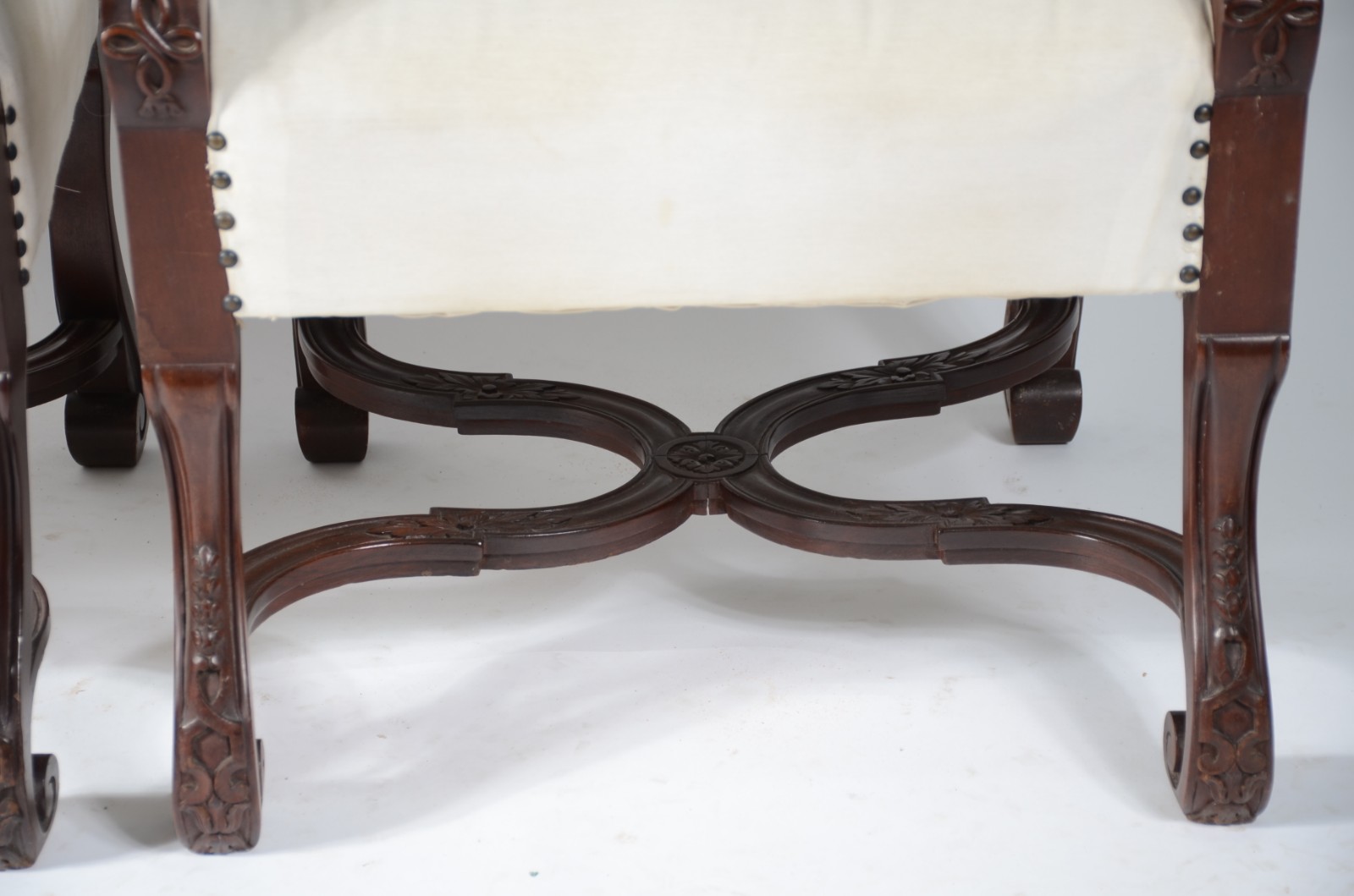 Par de poltronas com braços de madeira nobre, detalhes entalhados... - foto 4 de 6