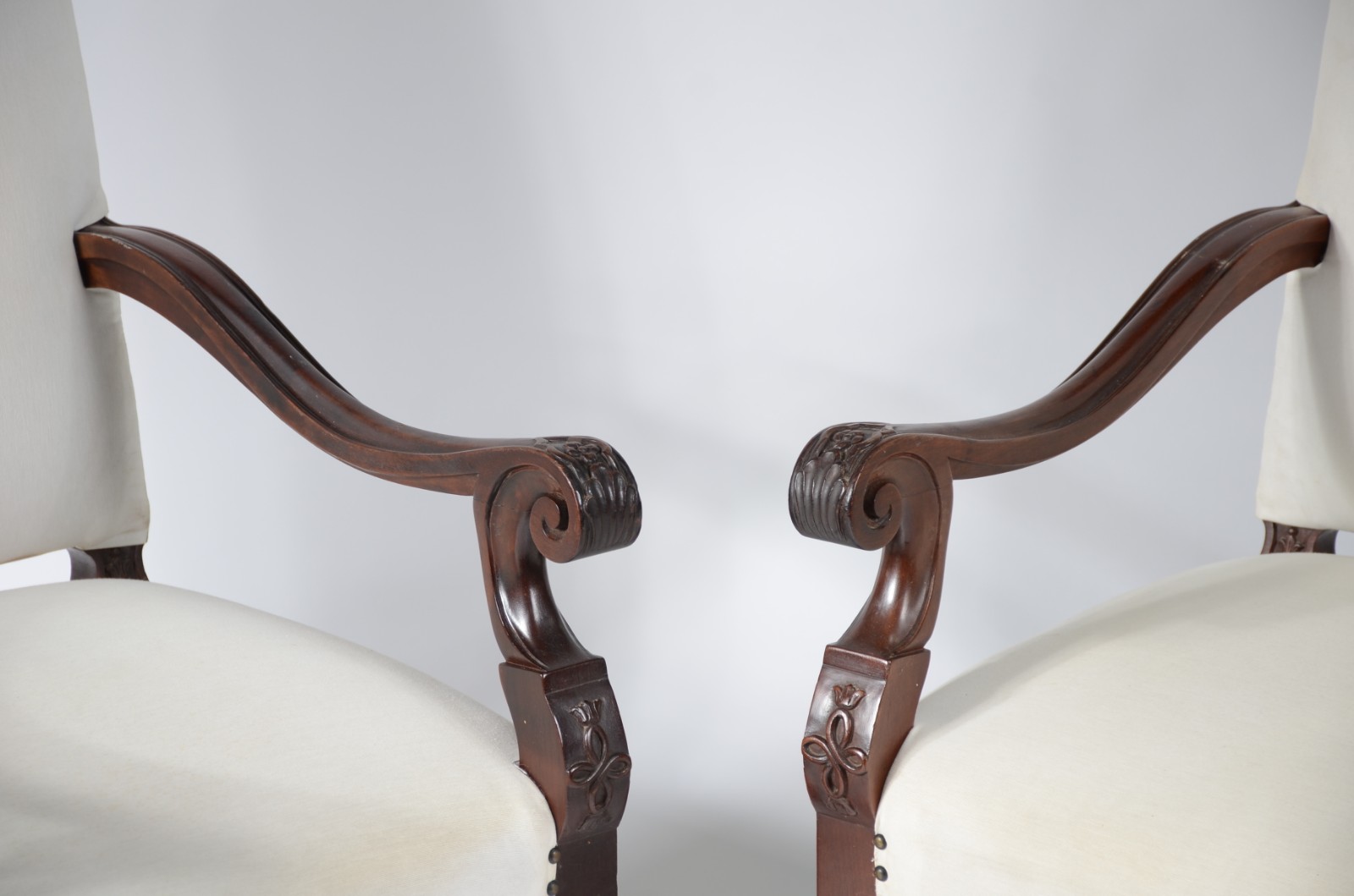 Par de poltronas com braços de madeira nobre, detalhes entalhados... - foto 5 de 6