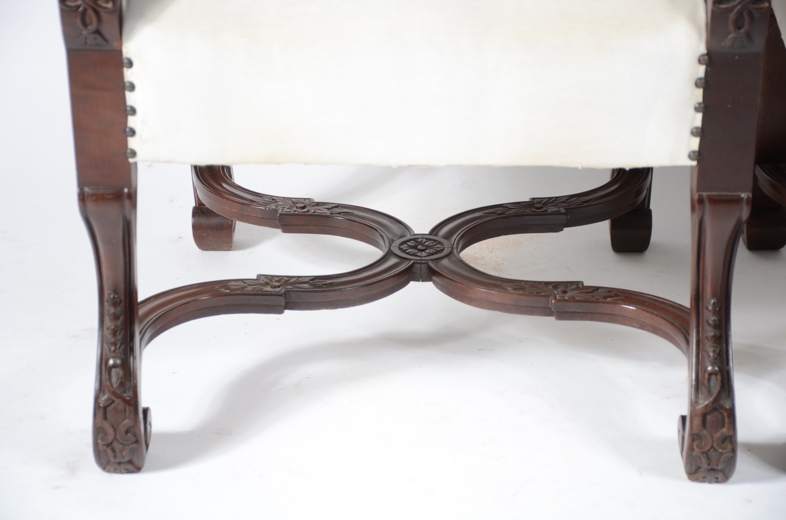 Par de poltronas com braços de madeira nobre, detalhes entalhados... - foto 6 de 6
