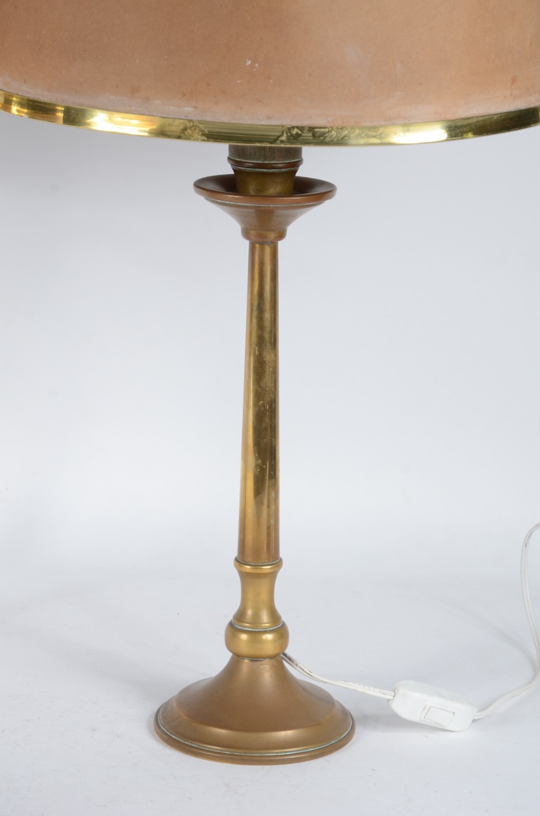 Par de abatjoures de metal dourado, cúpulas de pergaminho (rasgadas)... - foto 4 de 9