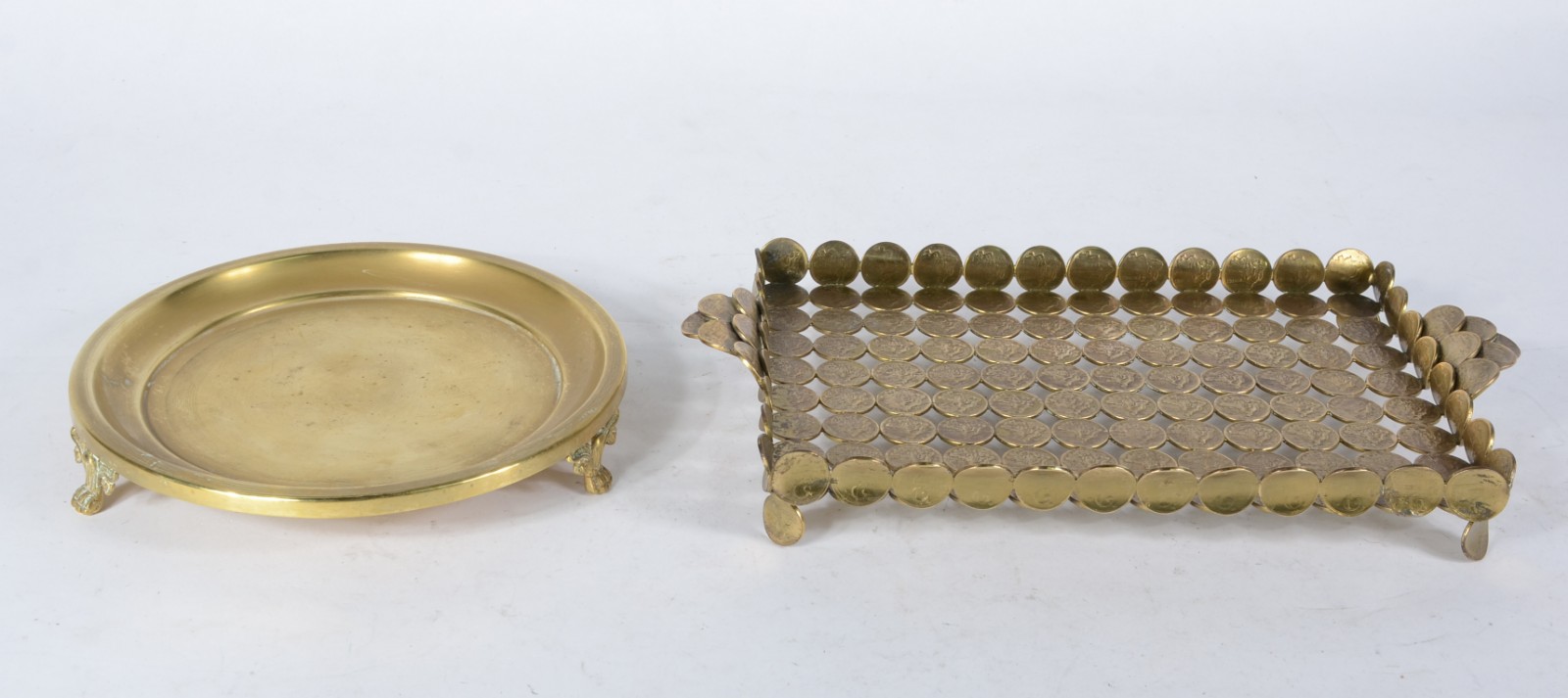 Duas peças de metal dourado, sendo: salva e bandeja com moedas - foto 1 de 6