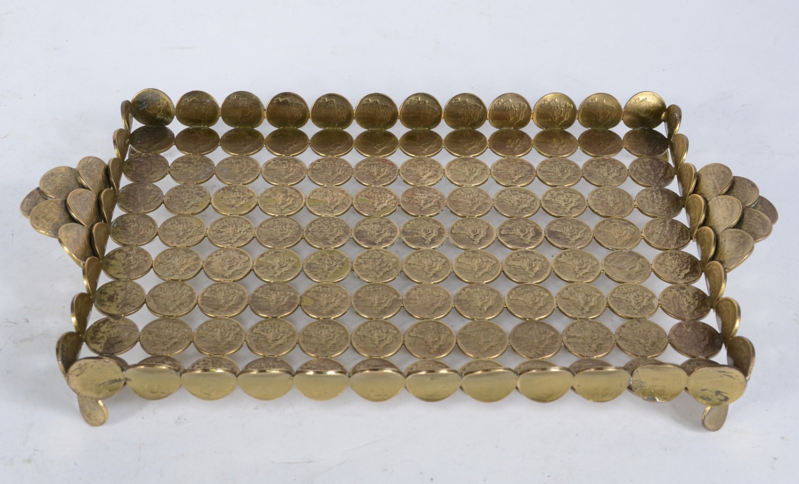 Duas peças de metal dourado, sendo: salva e bandeja com moedas - foto 2 de 6