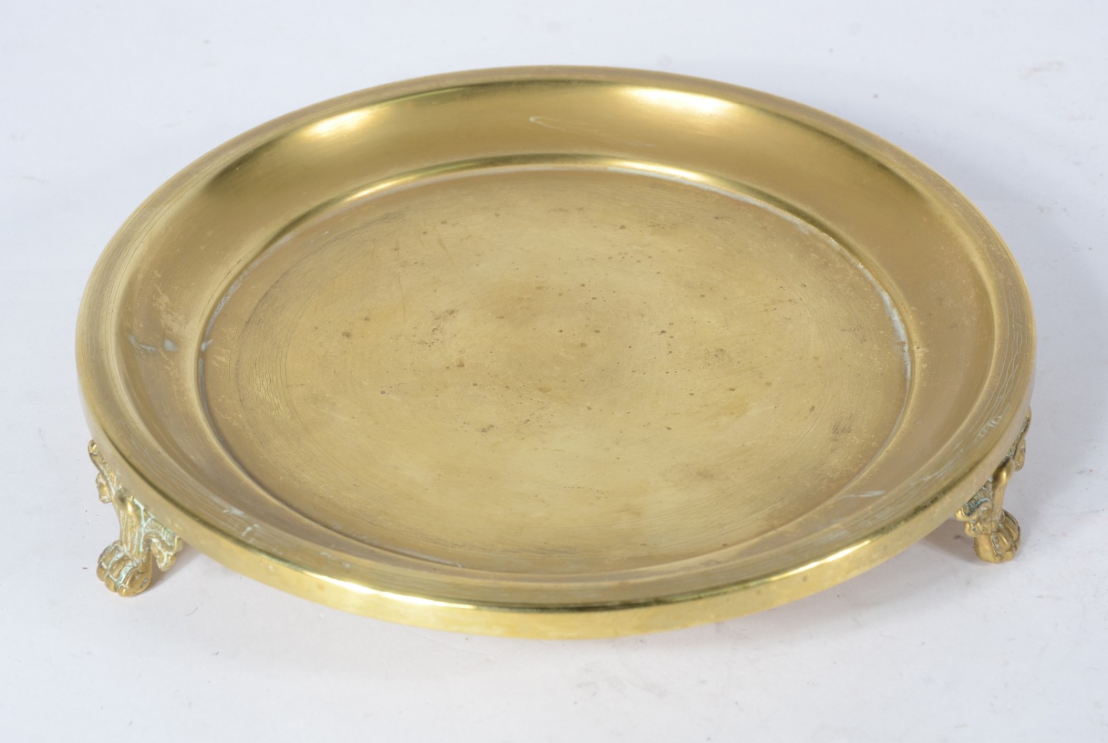 Duas peças de metal dourado, sendo: salva e bandeja com moedas - foto 3 de 6