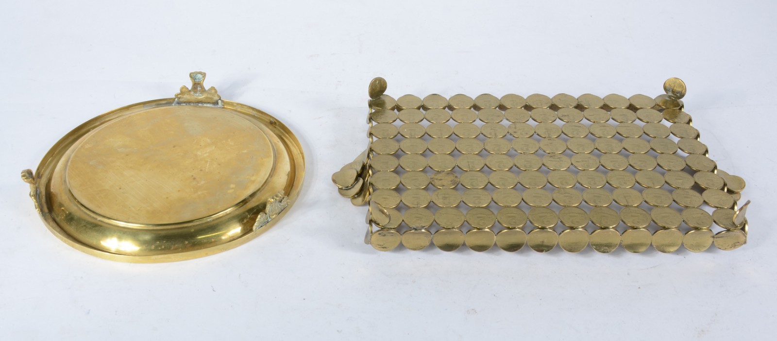 Duas peças de metal dourado, sendo: salva e bandeja com moedas - foto 4 de 6