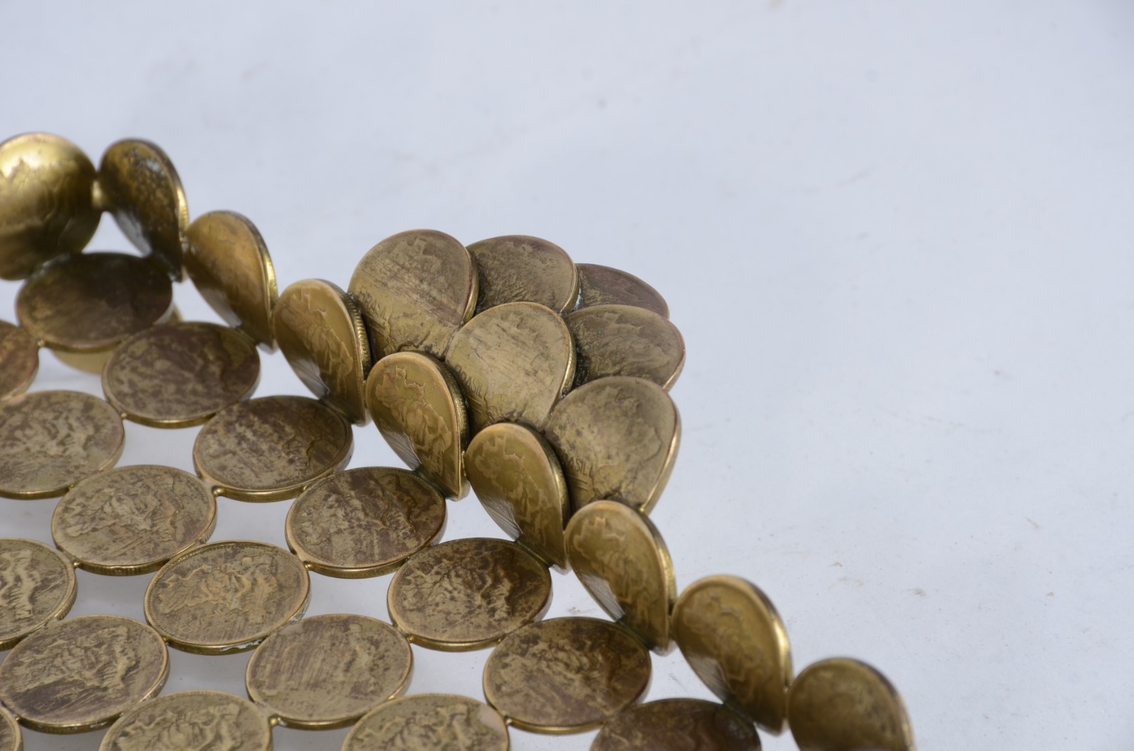 Duas peças de metal dourado, sendo: salva e bandeja com moedas - foto 5 de 6