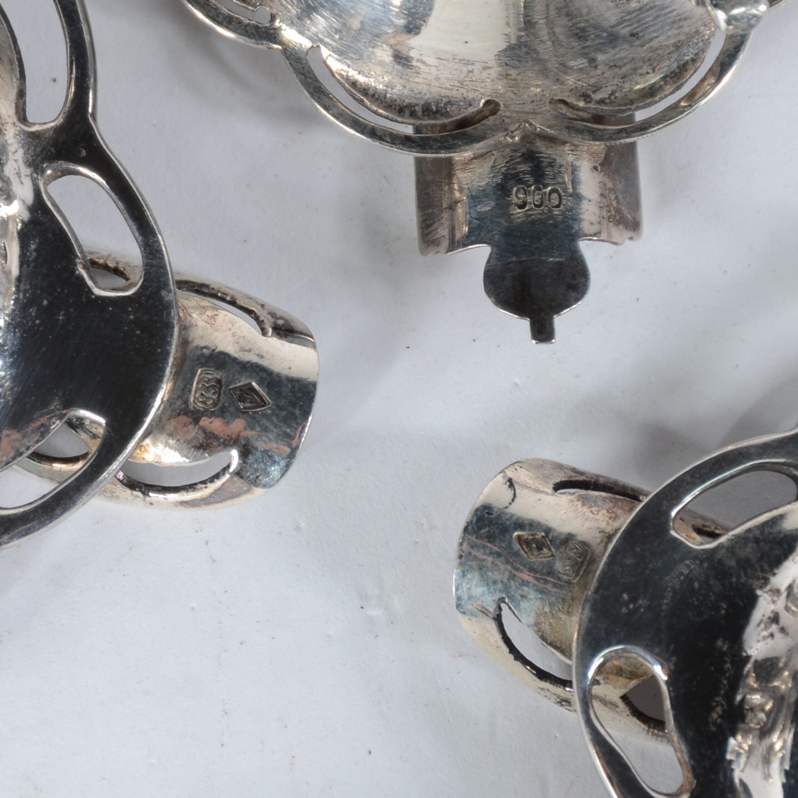 Diversas peças de metal prateado, sendo: 2 galheteiros, bule... - foto 7 de 8