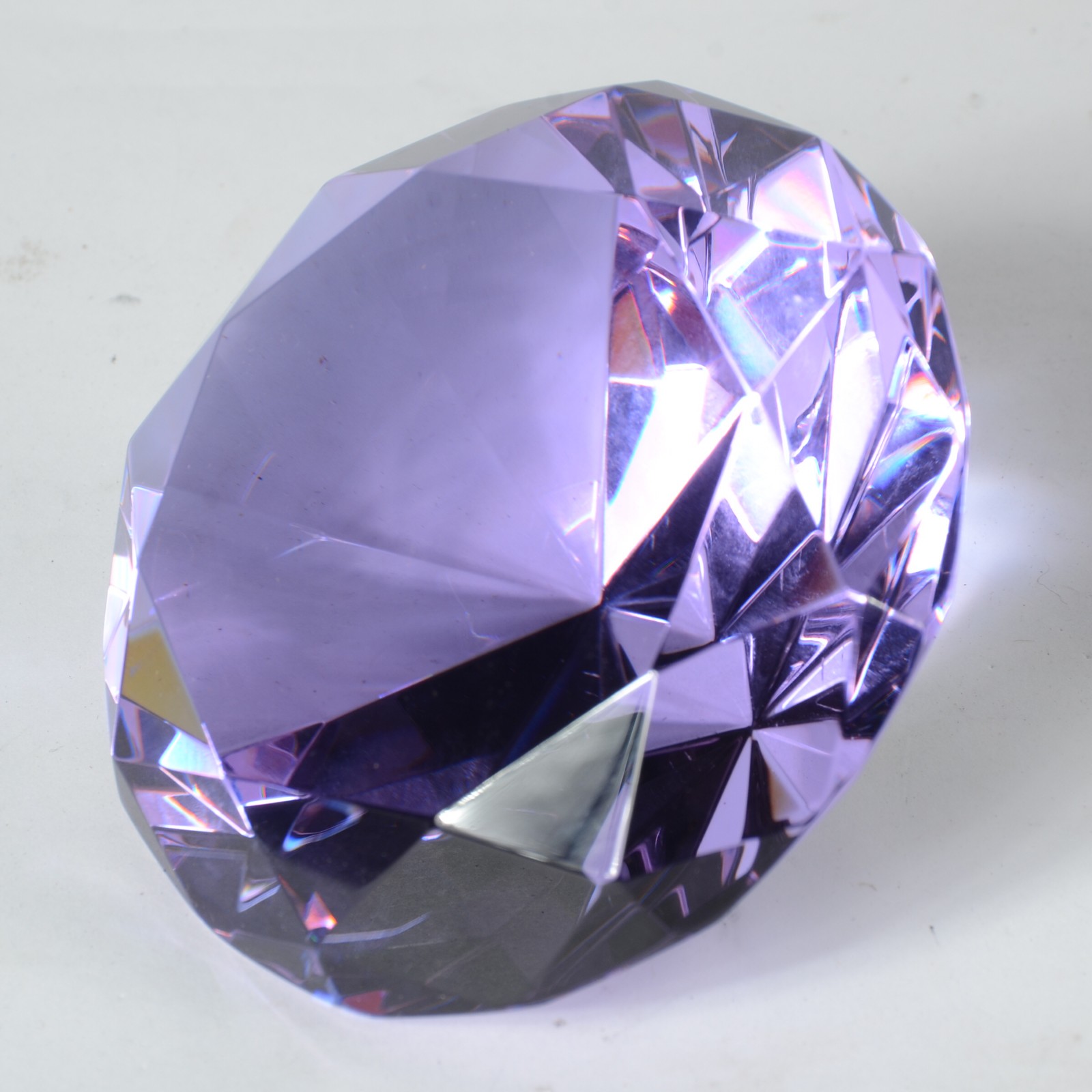 Peso para papel de cristal na forma de diamante na cor lilás - foto 1 de 6