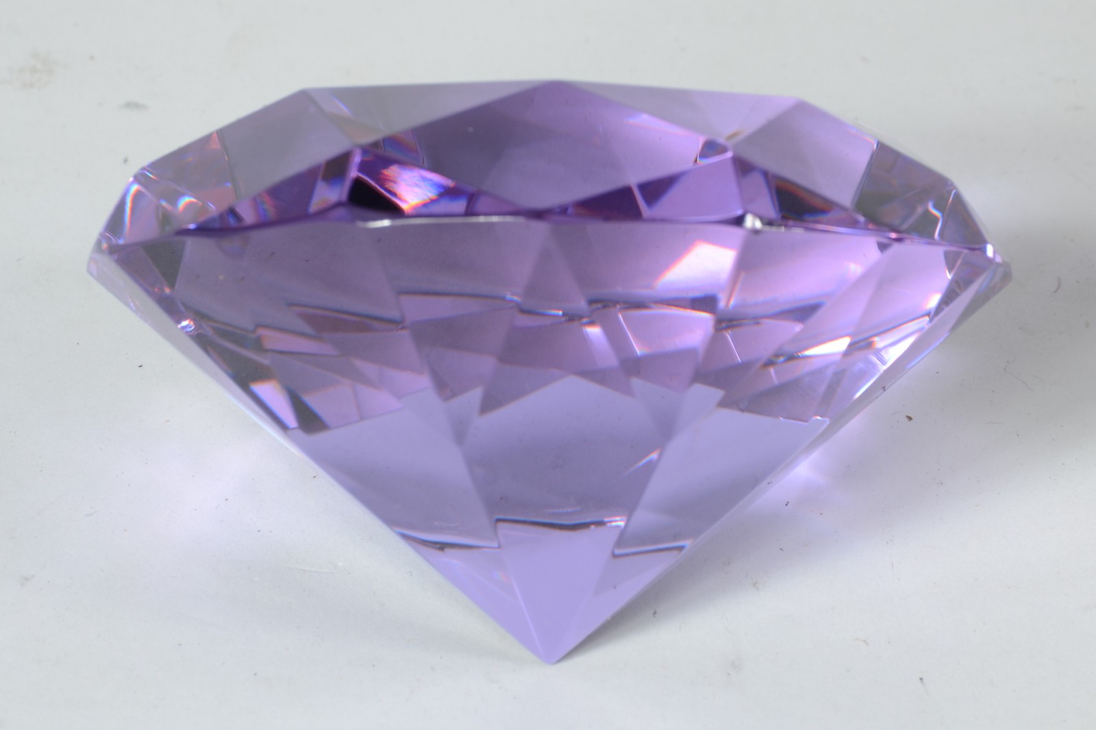 Peso para papel de cristal na forma de diamante na cor lilás - foto 3 de 6