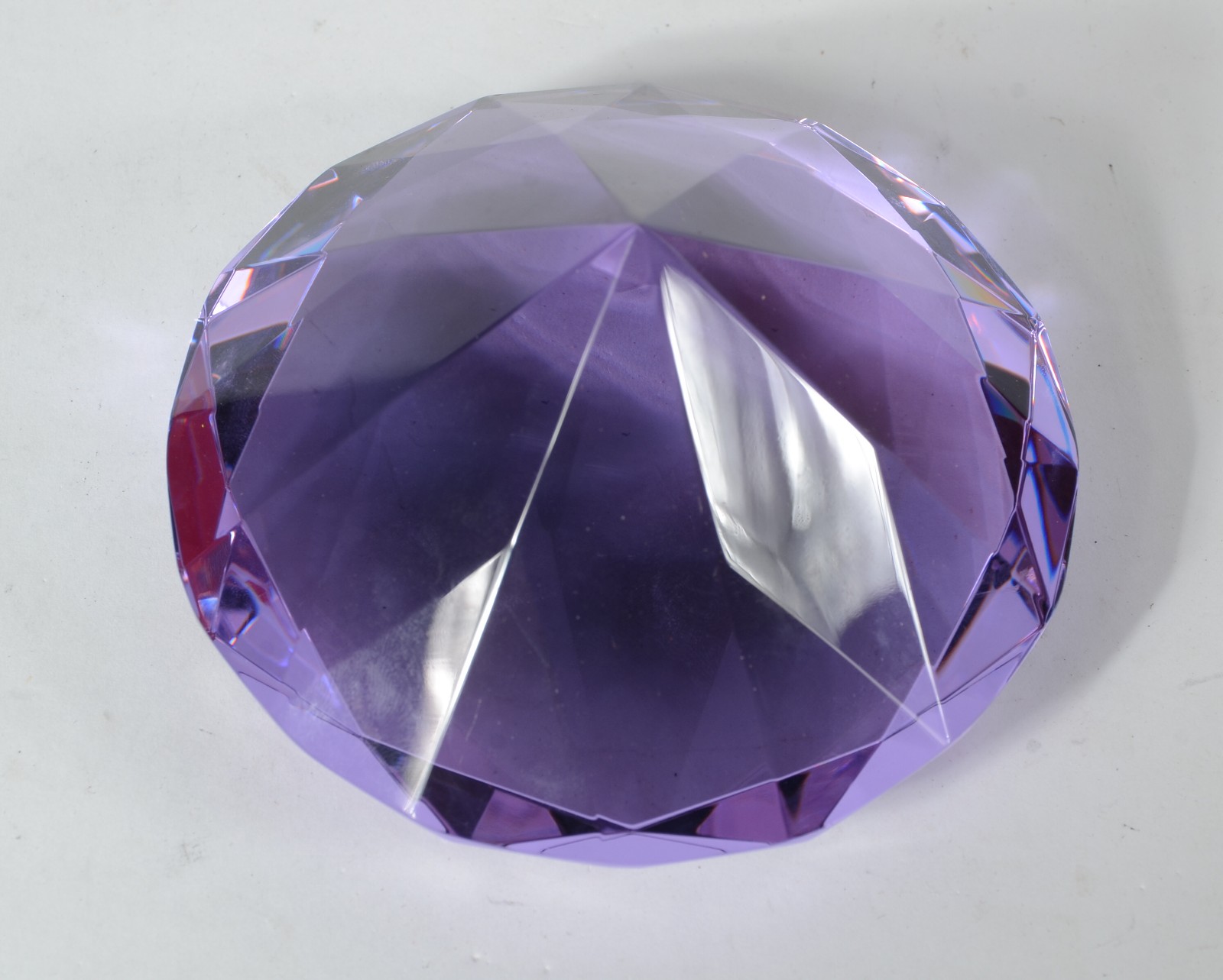 Peso para papel de cristal na forma de diamante na cor lilás - foto 4 de 6