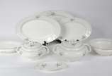 Parte de baixela de jantar de porcelana portugu... - Parte de baixela de jantar de porcelana portuguesa, sendo: sopeira, legumeira com tampa, 5 travessas (uma com fio de cabelo) e 1 bowl. Total 8 p...