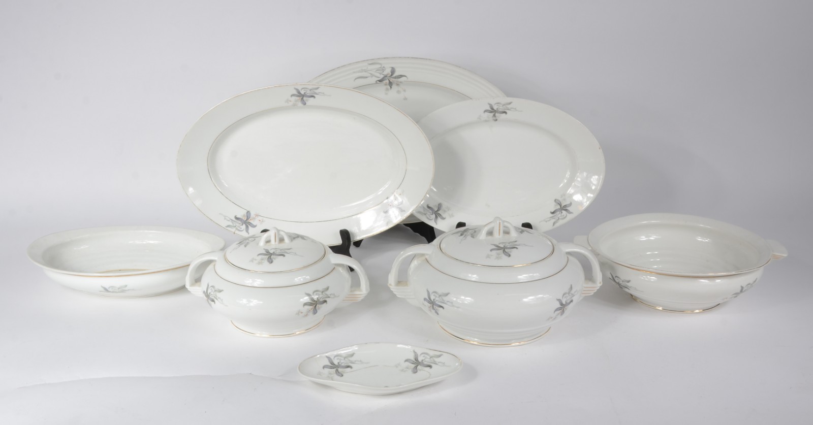 Parte de baixela de jantar de porcelana portuguesa, sendo: sopeira... - foto 1 de 8
