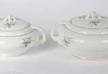 Parte de baixela de jantar de porcelana portugu... - Parte de baixela de jantar de porcelana portuguesa, sendo: sopeira, legumeira com tampa, 5 travessas (uma com fio de cabelo) e 1 bowl. Total 8 p...