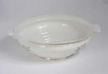 Parte de baixela de jantar de porcelana portugu... - Parte de baixela de jantar de porcelana portuguesa, sendo: sopeira, legumeira com tampa, 5 travessas (uma com fio de cabelo) e 1 bowl. Total 8 p...