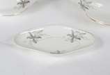 Parte de baixela de jantar de porcelana portugu... - Parte de baixela de jantar de porcelana portuguesa, sendo: sopeira, legumeira com tampa, 5 travessas (uma com fio de cabelo) e 1 bowl. Total 8 p...