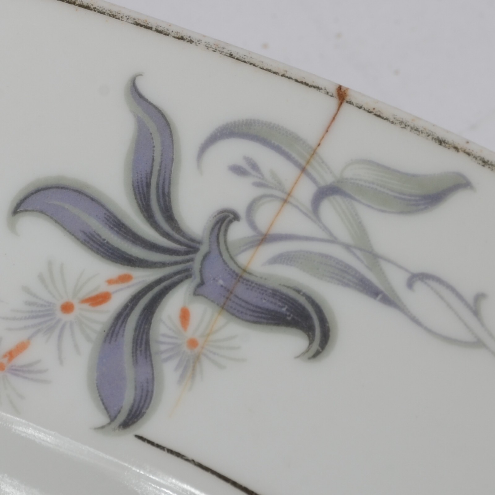 Parte de baixela de jantar de porcelana portuguesa, sendo: sopeira... - foto 5 de 8