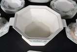 Conjunto de jantar de cerâmica japonesa, Indepe... - Conjunto de jantar de cerâmica japonesa, Independence Ironstone, feitio oitavado, composto de: 11 pratos rasos, 7 pratos fundos (1 bicado), 10 d...