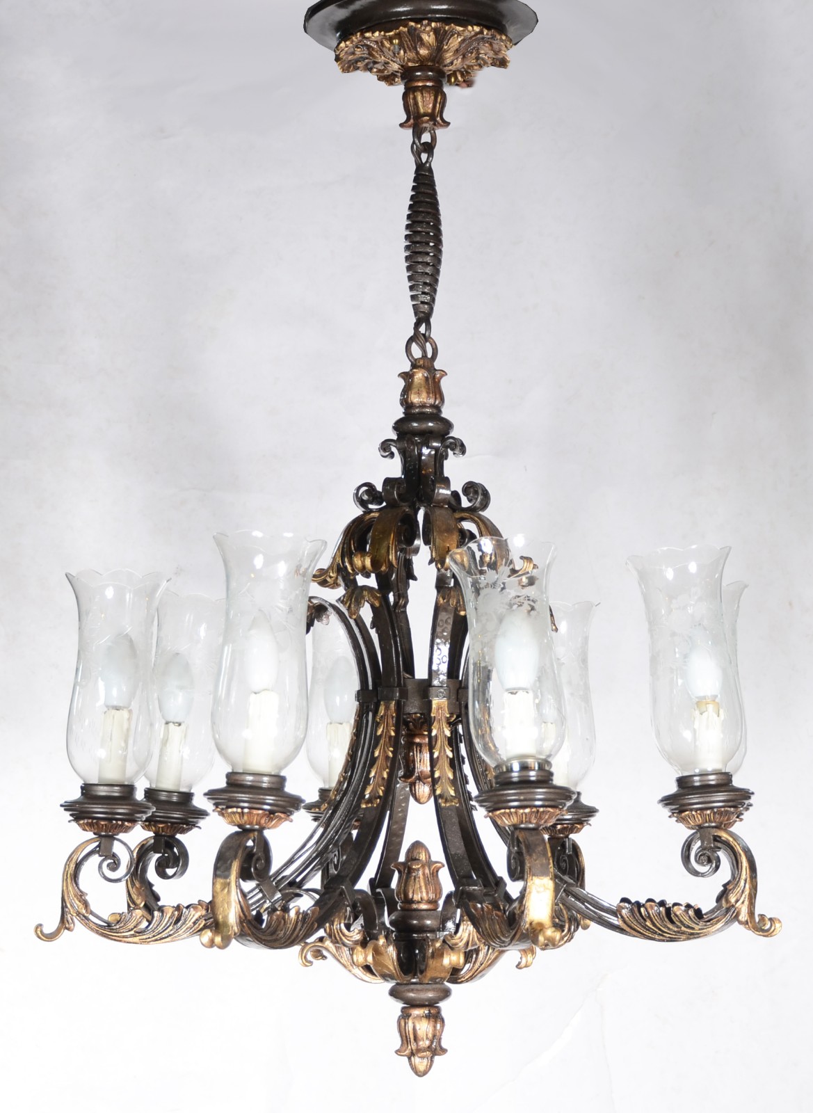 Lustre de metal dourado para 8 luzes com mangas de cristal - foto 1 de 6