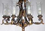 Lustre de metal dourado para 8 luzes com mangas... - Lustre de metal dourado para 8 luzes com mangas de cristal