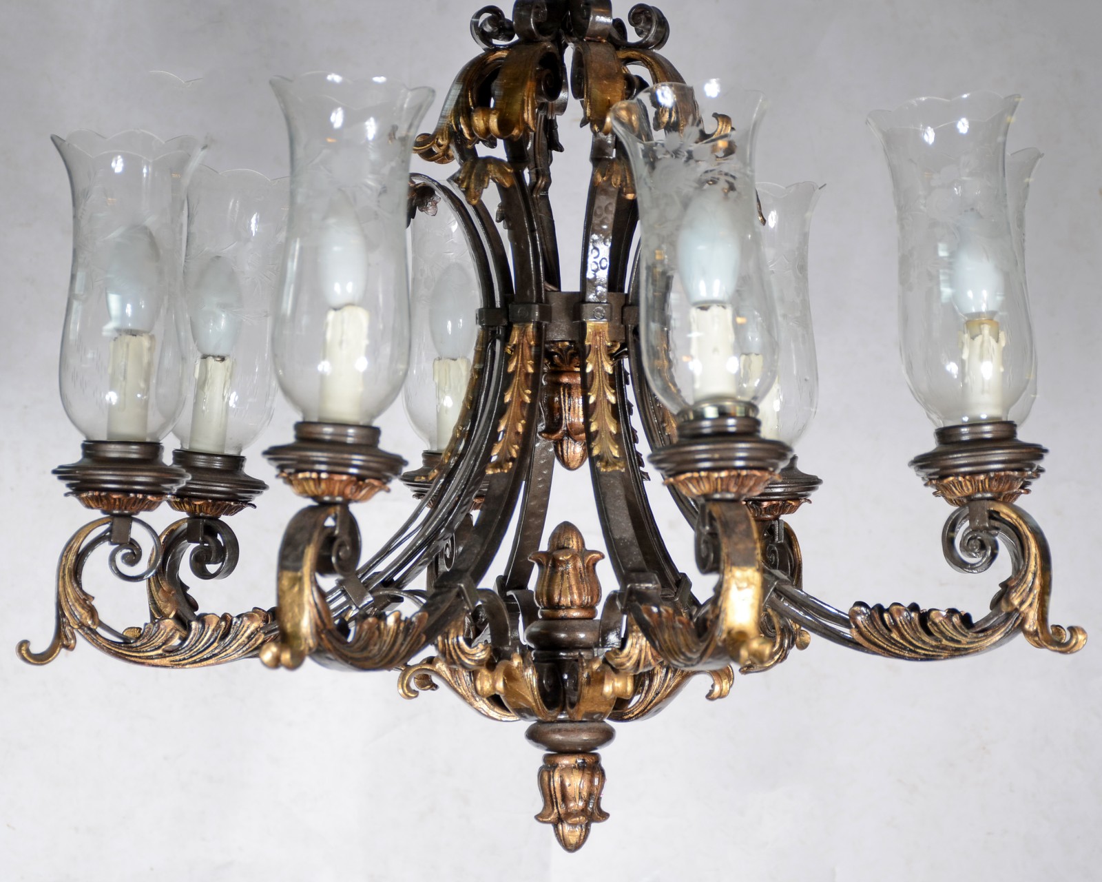 Lustre de metal dourado para 8 luzes com mangas de cristal - foto 4 de 6