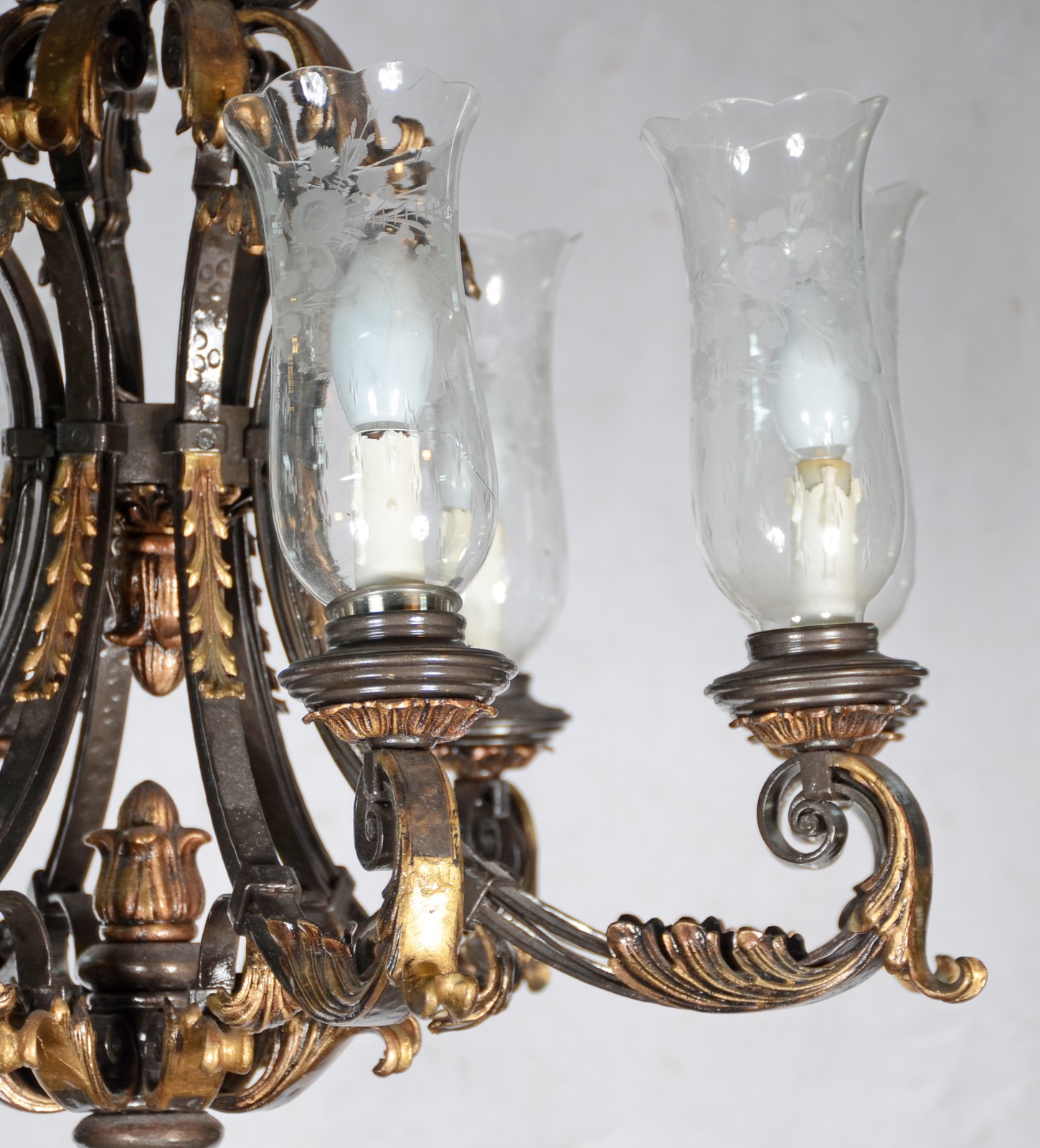 Lustre de metal dourado para 8 luzes com mangas de cristal - foto 3 de 6