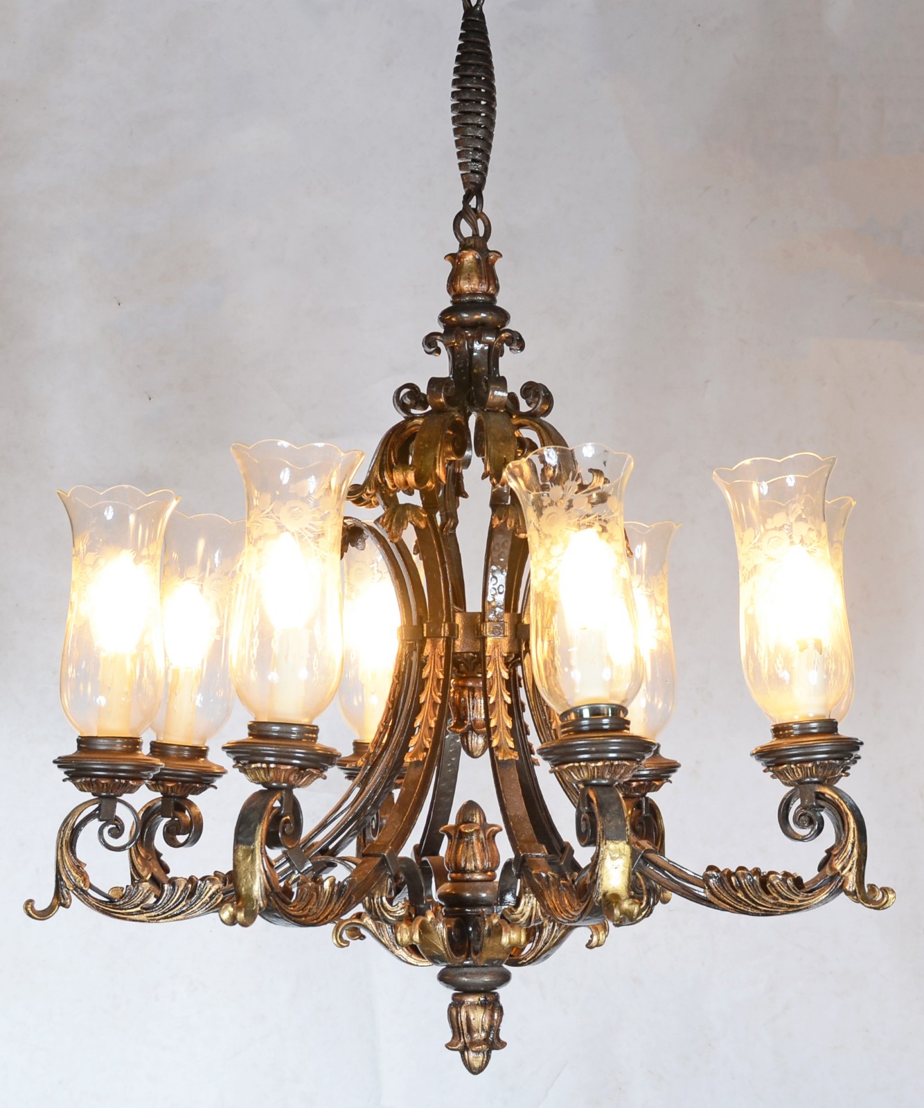 Lustre de metal dourado para 8 luzes com mangas de cristal - foto 6 de 6