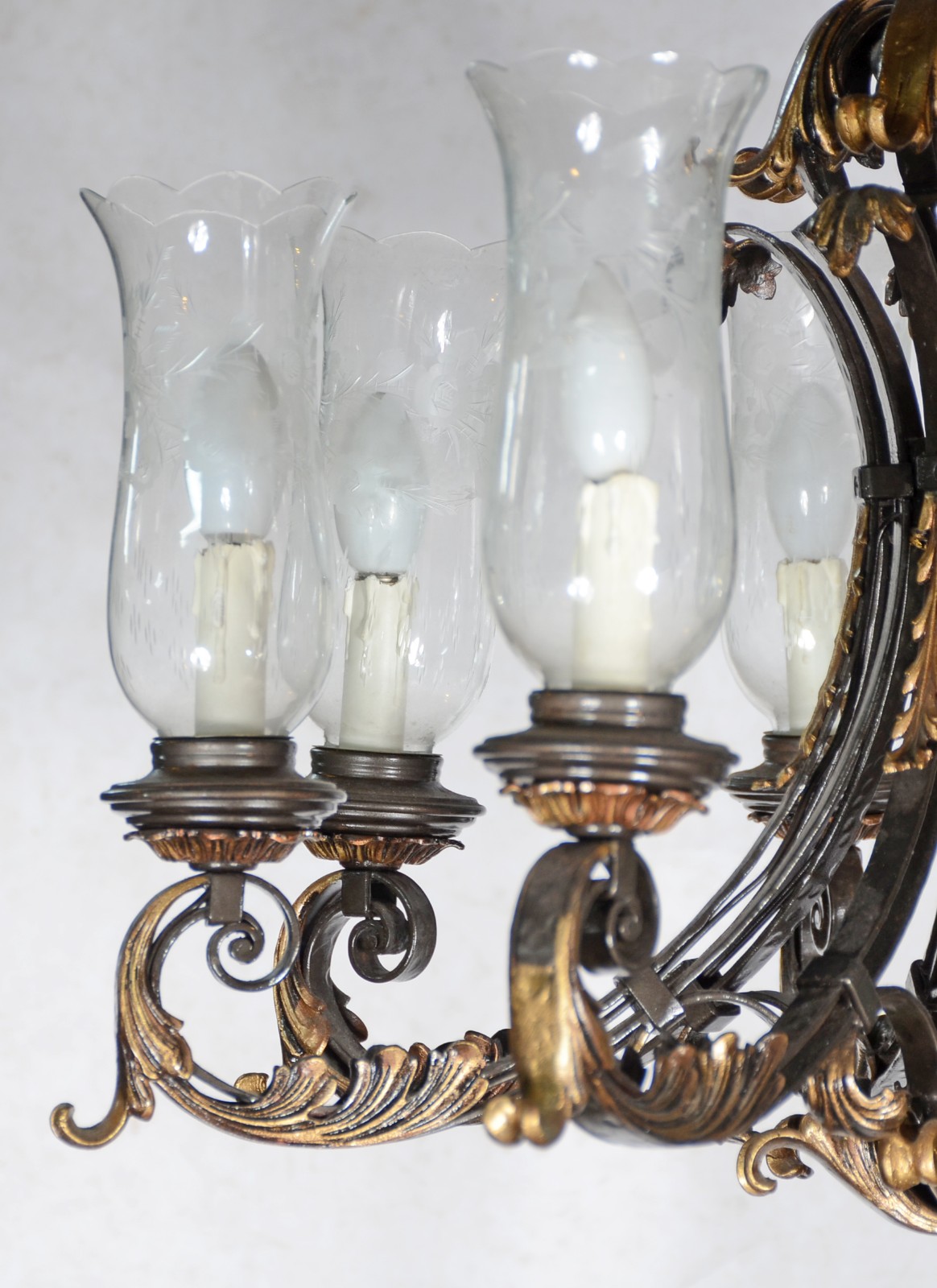 Lustre de metal dourado para 8 luzes com mangas de cristal - foto 2 de 6
