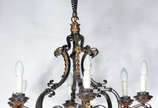 Lustre de metal dourado com folhagens em relevo... - Lustre de metal dourado com folhagens em relevo, para 6 luzes.