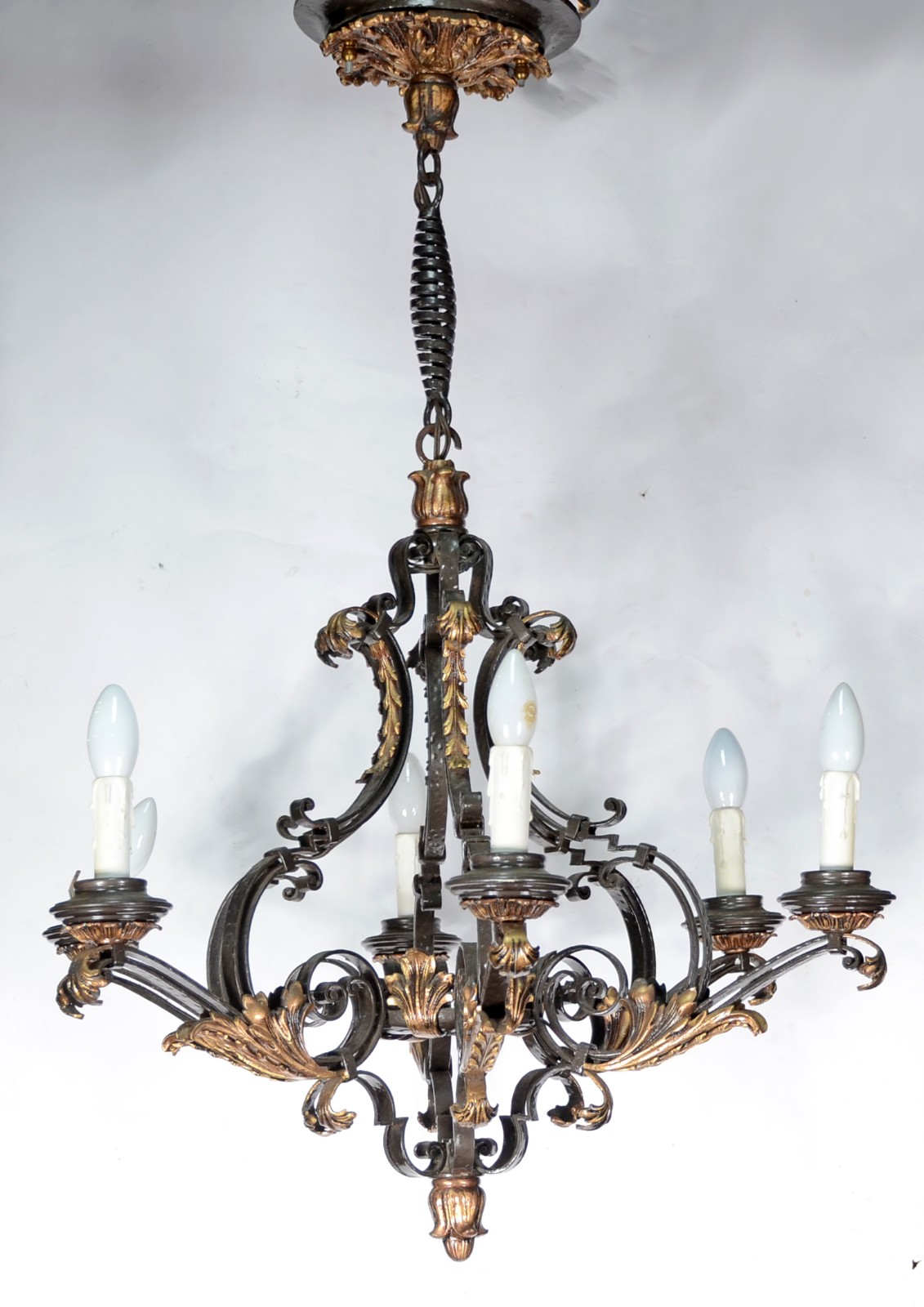 Lustre de metal dourado com folhagens em relevo, para 6 luzes. - foto 1 de 6