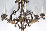 Lustre de metal dourado com folhagens em relevo... - Lustre de metal dourado com folhagens em relevo, para 6 luzes.