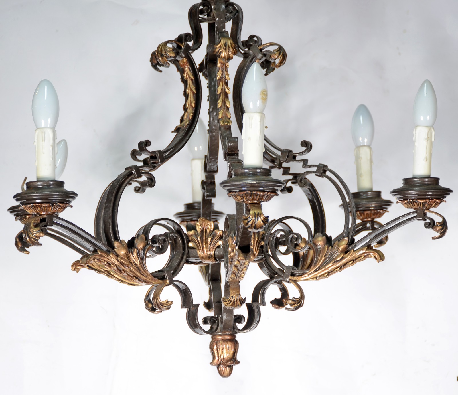 Lustre de metal dourado com folhagens em relevo, para 6 luzes. - foto 2 de 6