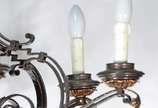 Lustre de metal dourado com folhagens em relevo... - Lustre de metal dourado com folhagens em relevo, para 6 luzes.
