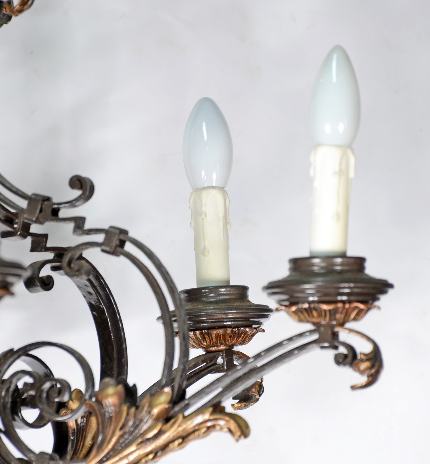 Lustre de metal dourado com folhagens em relevo, para 6 luzes. - foto 3 de 6