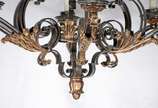 Lustre de metal dourado com folhagens em relevo... - Lustre de metal dourado com folhagens em relevo, para 6 luzes.