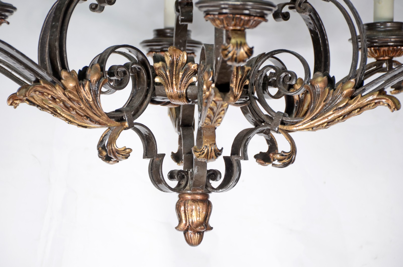 Lustre de metal dourado com folhagens em relevo, para 6 luzes. - foto 5 de 6