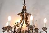 Lustre de metal dourado com folhagens em relevo... - Lustre de metal dourado com folhagens em relevo, para 6 luzes.