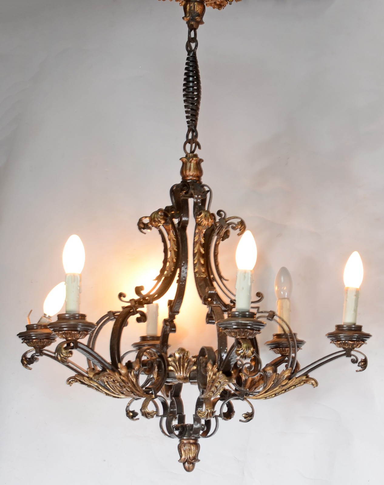 Lustre de metal dourado com folhagens em relevo, para 6 luzes. - foto 6 de 6